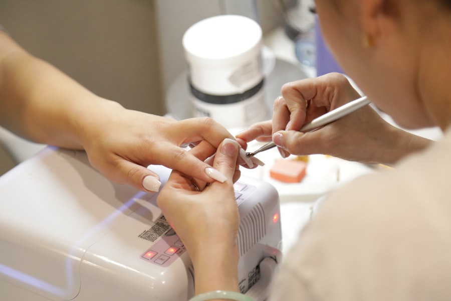 Behandeling in de nagelstudio